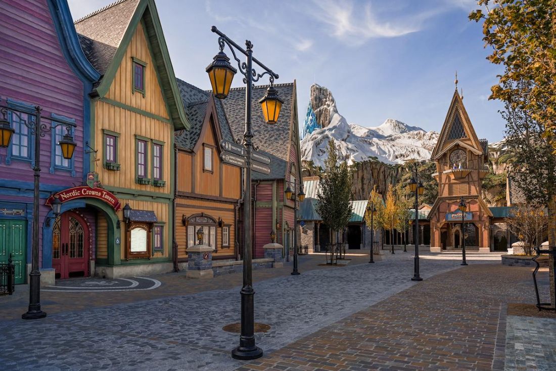 Le Monde de La Reine des Neiges à Disney Adventure World, avec Nordic Crowns Tavern et le décor d’Arendelle.