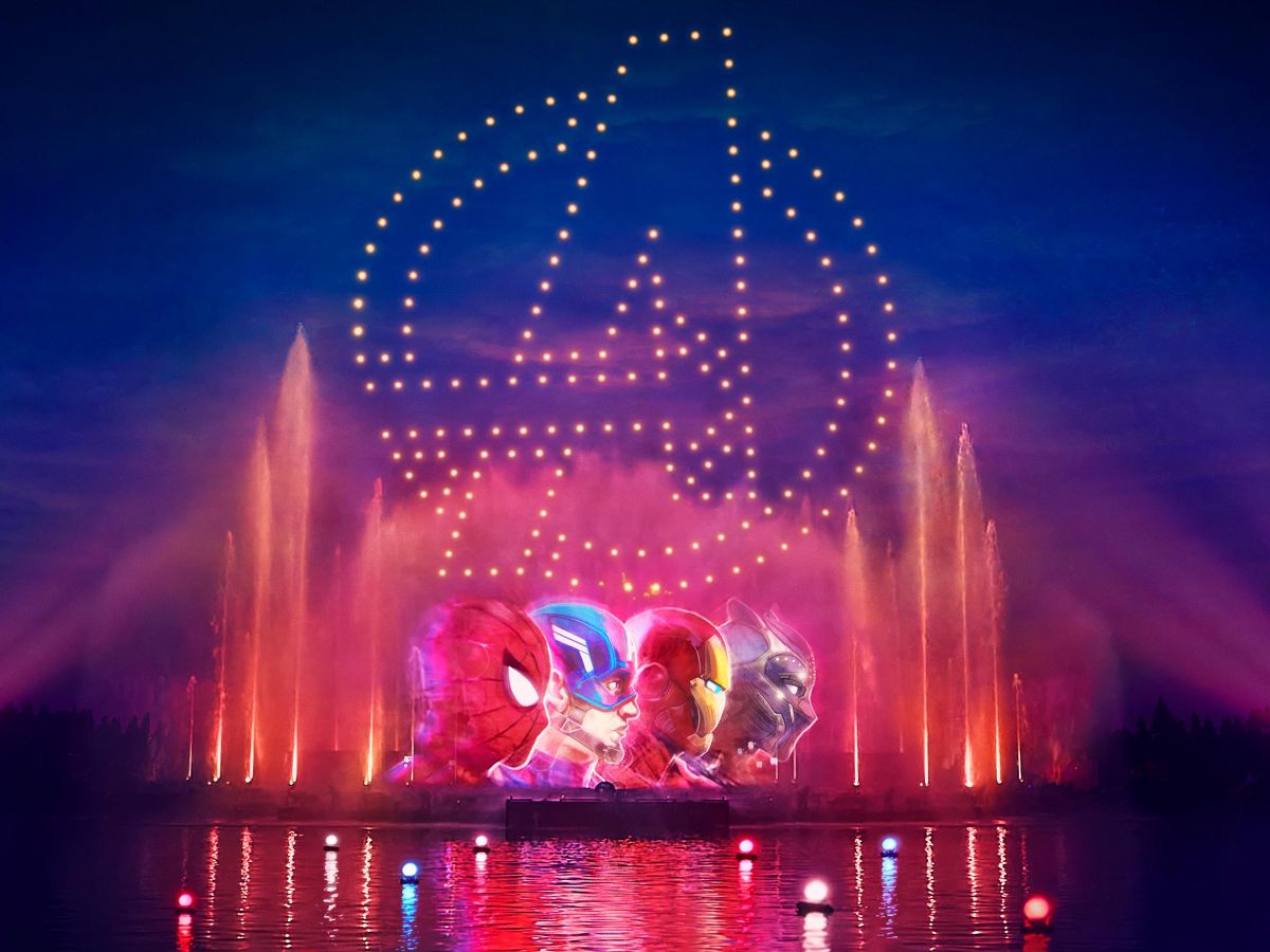 Spectacle Marvel à Disney Adventure World avec projections des Avengers, fontaines lumineuses et drones.